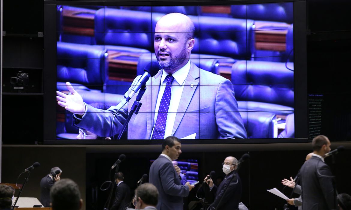 Câmara aprova texto-base de suspensão de dívida de estudantes com Fies
