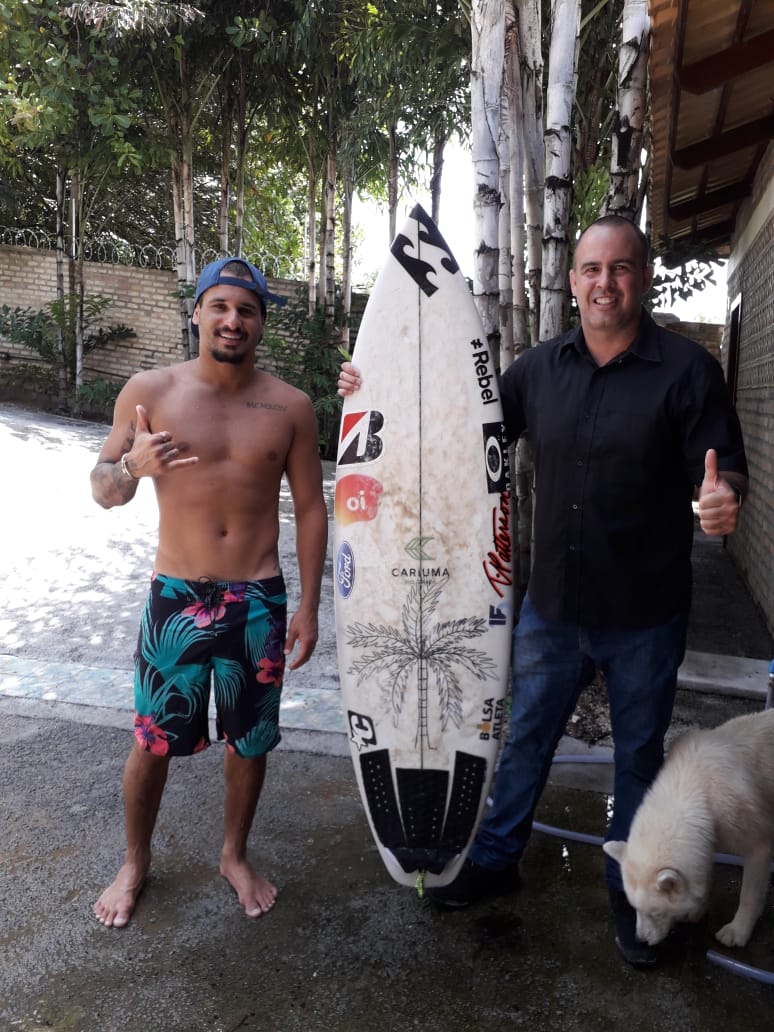 Instituição filantrópica do RN leiloa prancha doada por campeão mundial de surf