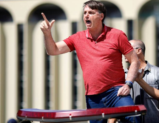 Bolsonaro quer controlar investigações e blindar família, dizem membros da PF