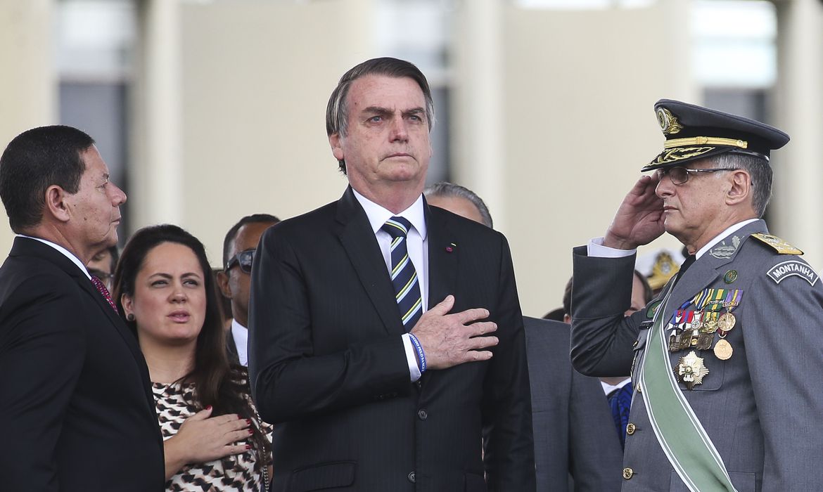 Ala militar se vê traída e discute se segue com Bolsonaro