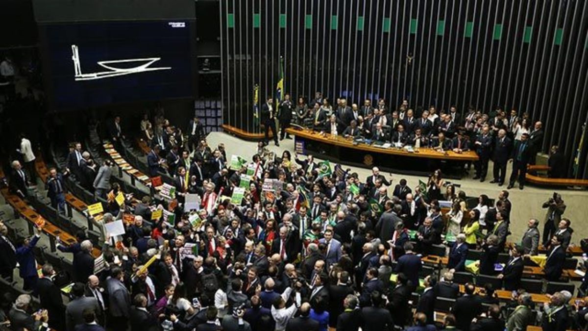 Centrão assume defesa de Bolsonaro e diz não haver clima para impeachment