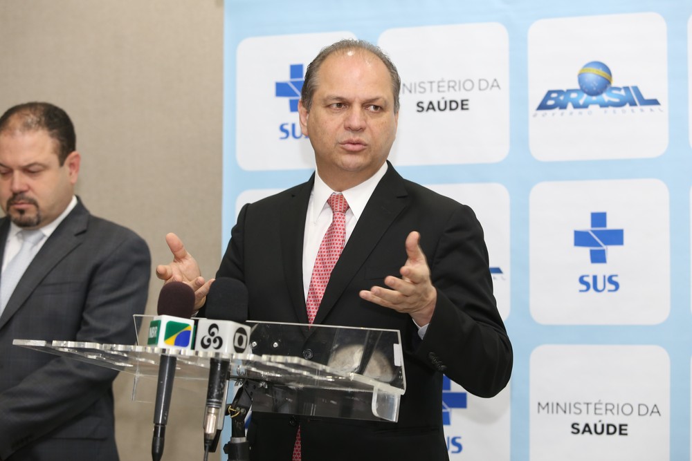 Ex-ministro da Saúde testa positivo para coronavírus e está internado