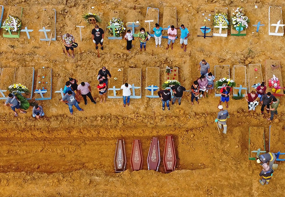 Com falta de coveiros, família enterra idoso morto com suspeita de Covid no AM