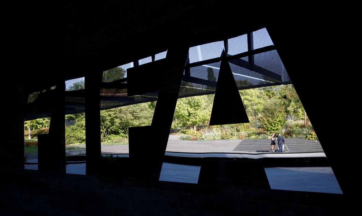 FIFA quer mais substituições por partida quando futebol voltar após Covid