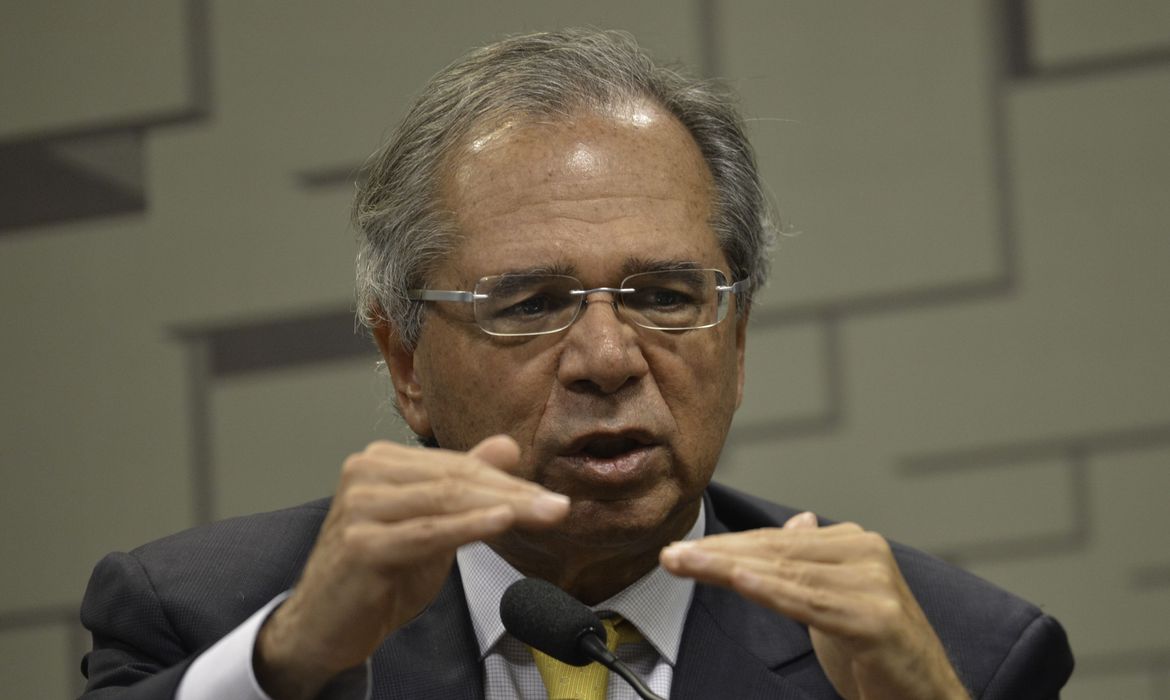 Guedes quer congelar salários por 2 anos com ajuda a Estados e municípios