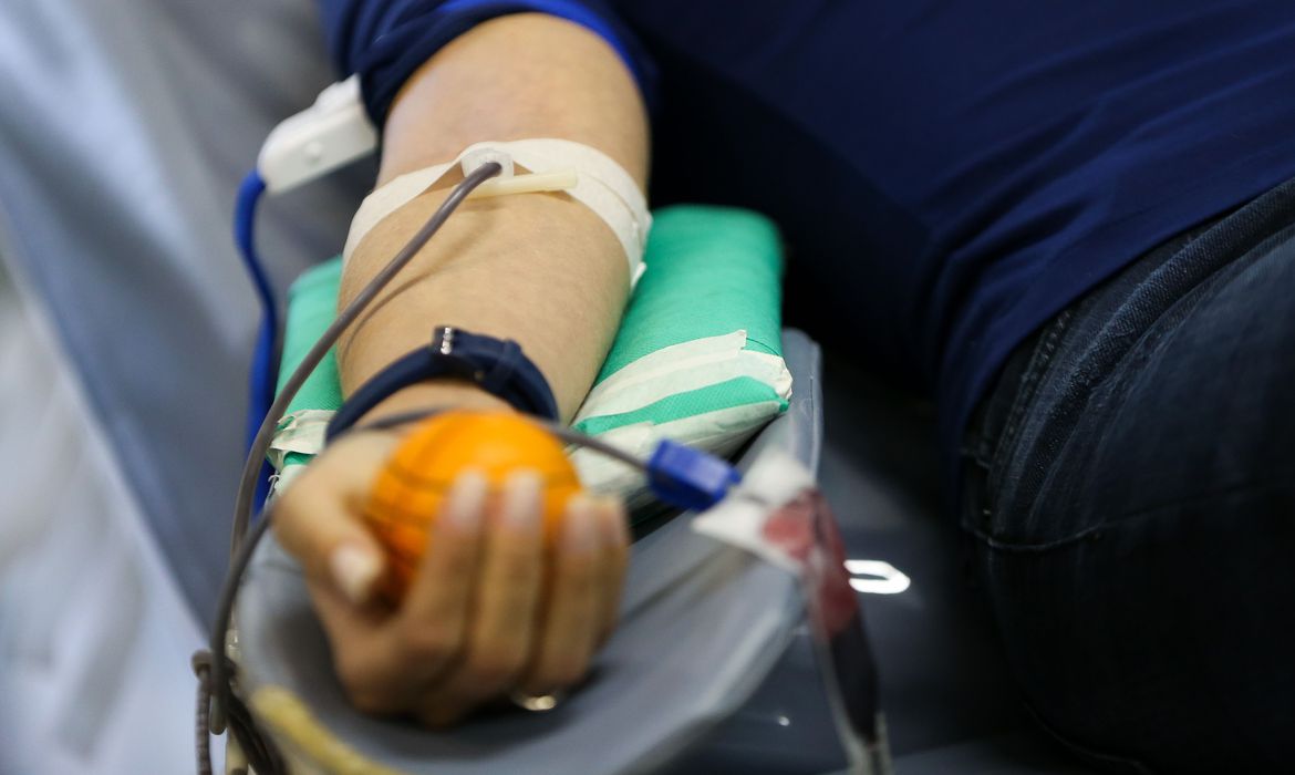 Anvisa alerta sobre riscos do uso da auto-hemoterapia contra covid-19