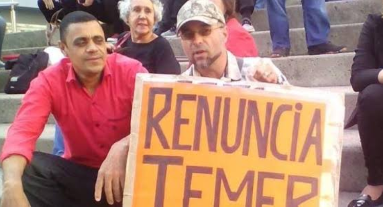 À PF, homem que aparece em foto com Adélio não sustenta o que disse em live