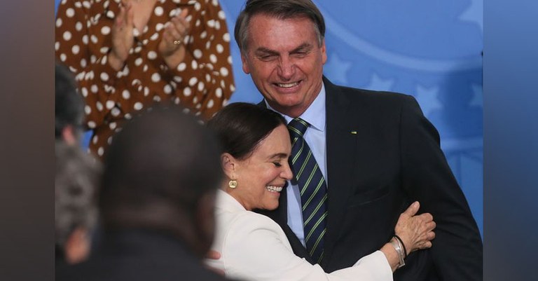 Ministra de Bolsonaro posta mensagem misteriosa e dá sinais de saída do Governo