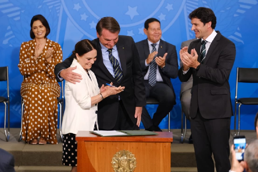 Ministra de Bolsonaro diz que está 'zen' e não se abala com ataques