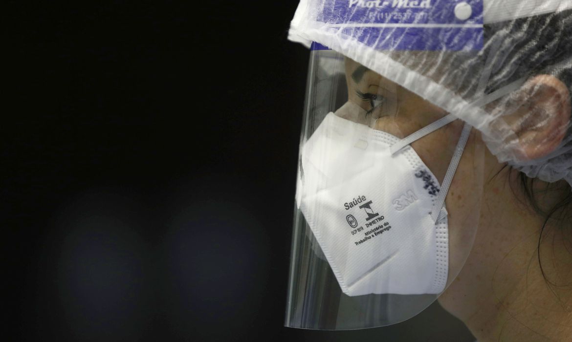 Coronavírus: pesquisa mostra que 50% dos médicos acusam falta de EPI