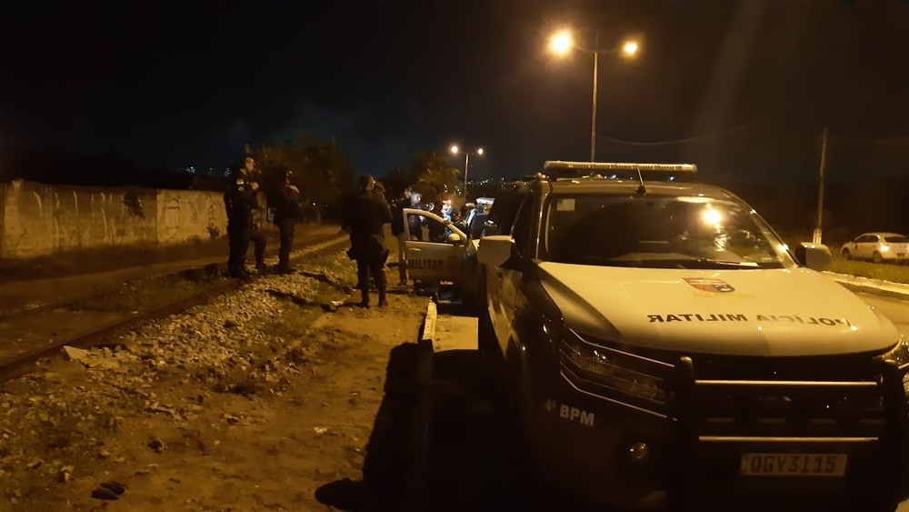 Motociclista é baleado durante assalto e ao procurar PM é confundido com bandido