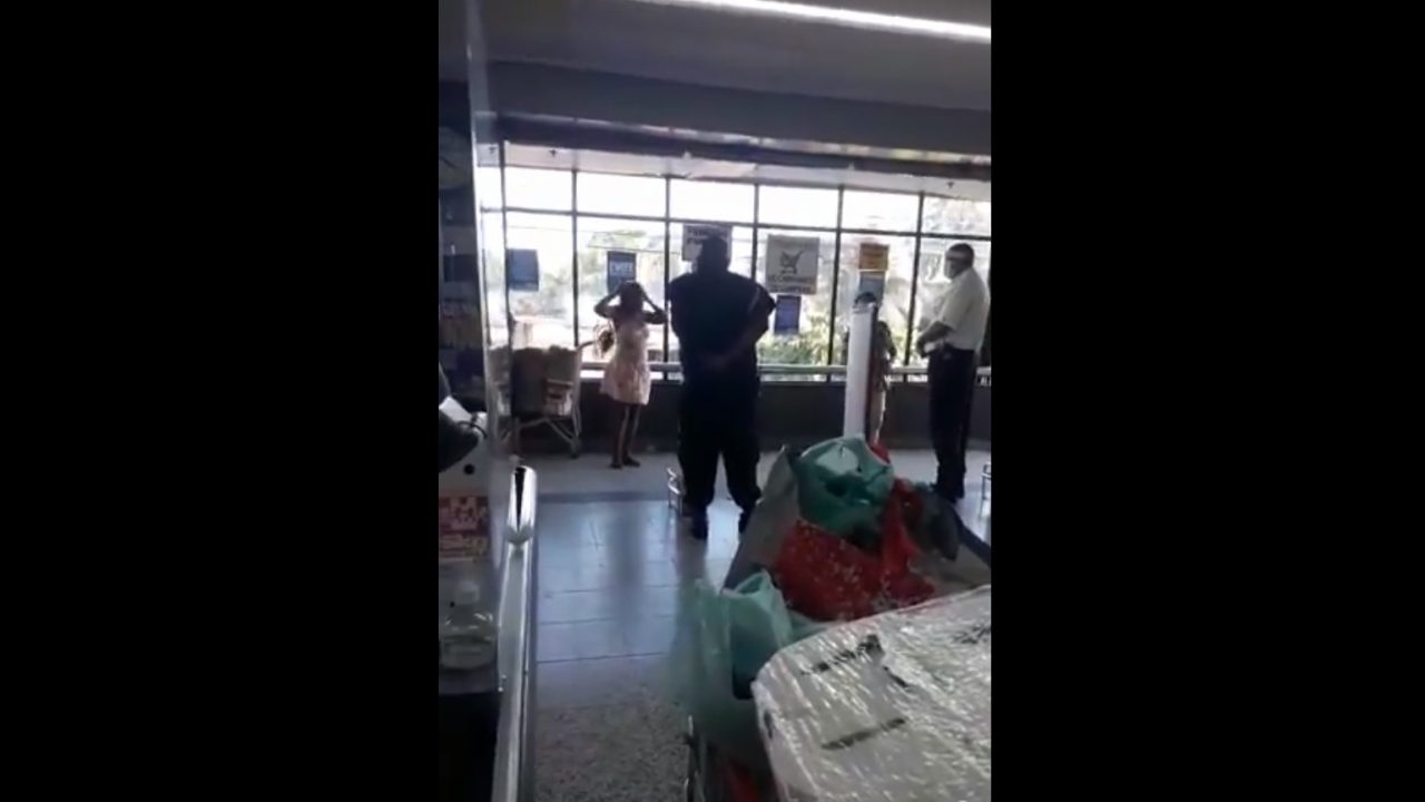 VÍDEO: Mulher usa calcinha no lugar da máscara após ser barrada em supermercado