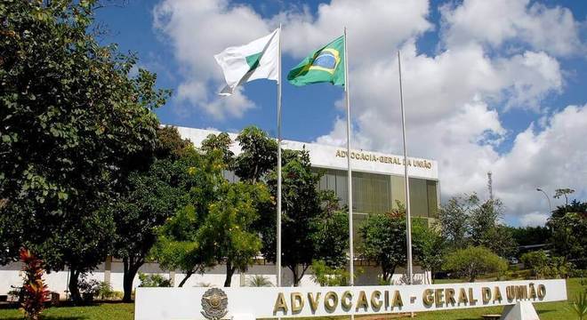 Justiça manda, mas AGU não entrega exames de covid-19 de Bolsonaro