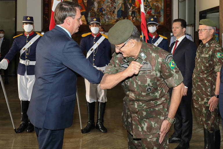 VÍDEO: Bolsonaro tenta aperta mão de general, mas recebe o cotovelo; assista