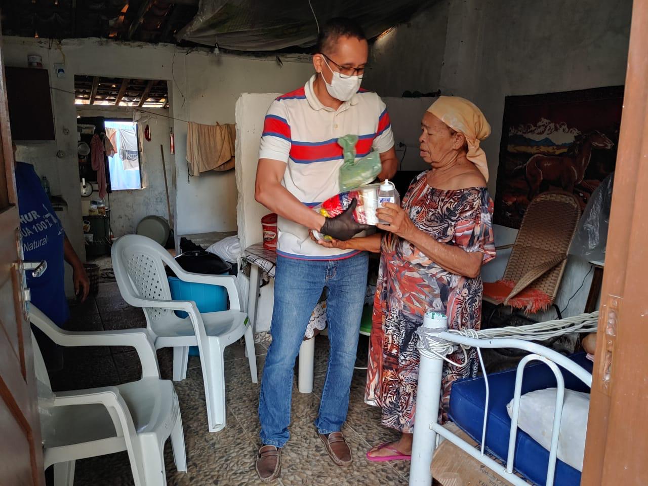 Campanha “Aquele seu 1% Solidário” faz entrega de cestas em comunidades carentes