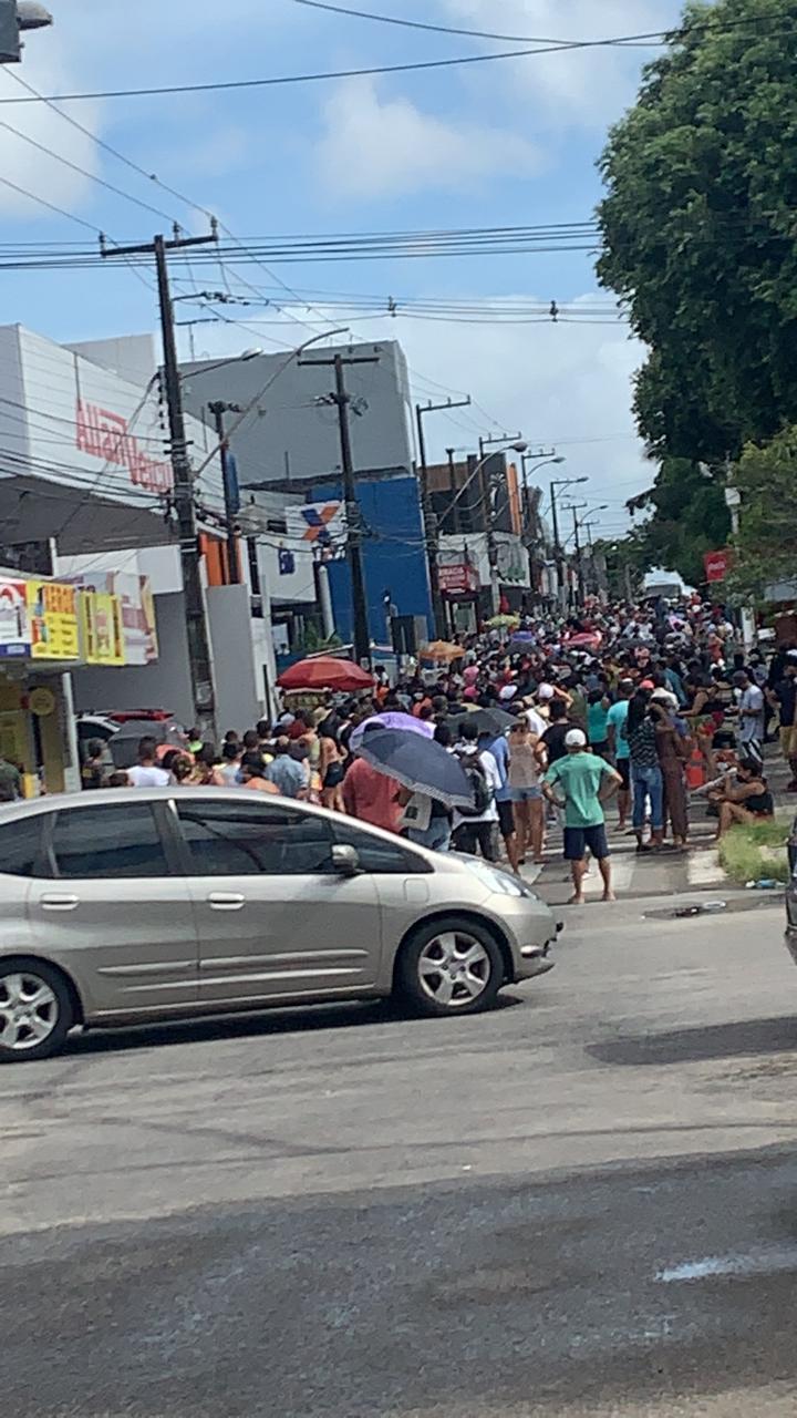 FOTO: Multidão se aglomera em frente à Caixa em Natal para receber auxílio
