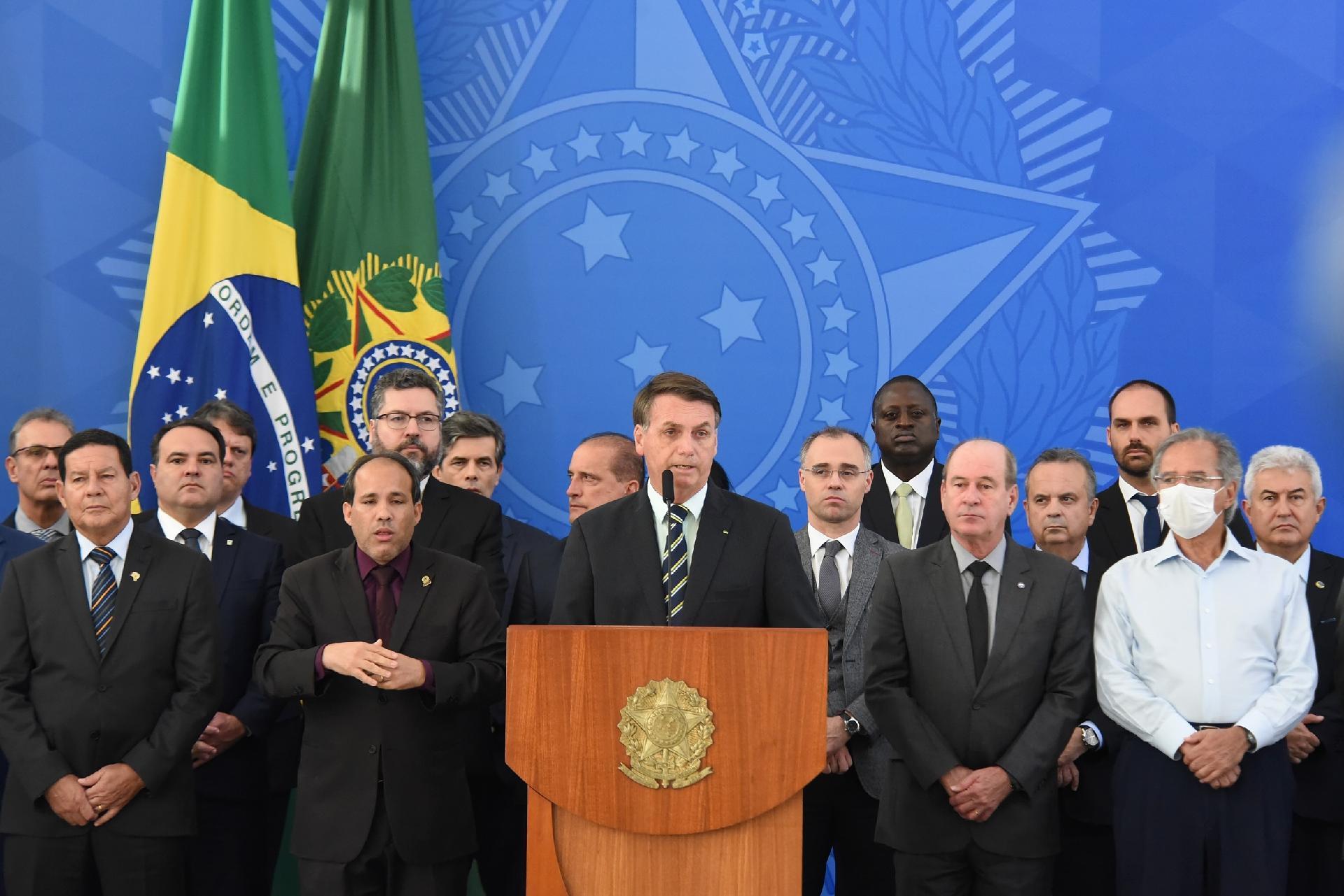Moro cita ministros, apresenta áudios, e-mails e mensagens em depoimento à PF