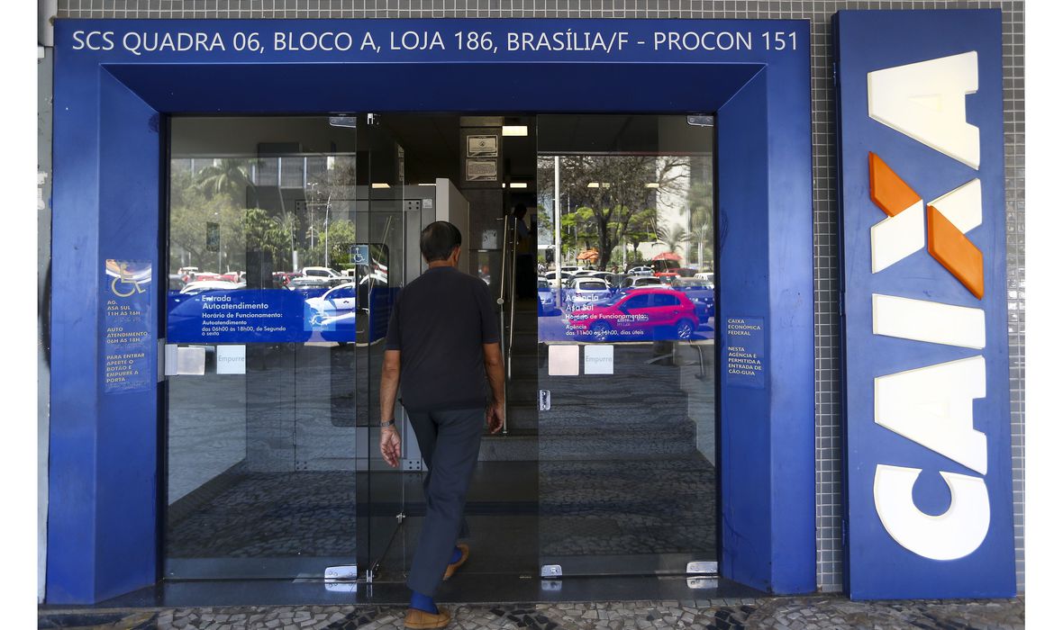 Caixa abre duas horas mais cedo a partir desta segunda