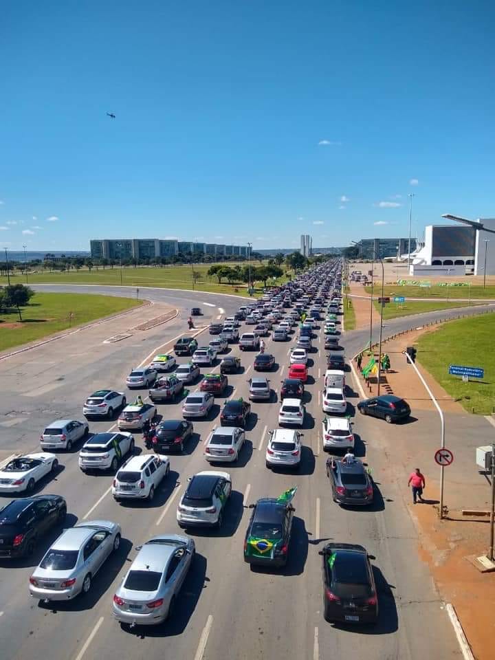 VÍDEO: Milhares participam de carreata pró-Bolsonaro em Brasília; assista