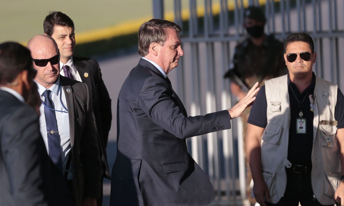 Bolsonaro: Destruição de empregos irresponsável por governadores é inadmissível