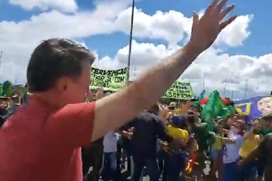Bolsonaro: 'Povo e Forças Armadas estão conosco. Faremos cumprir Constituição'