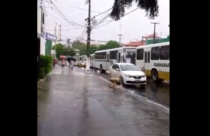 Motoristas de ônibus protestam e ameaçam suspender serviço em Natal