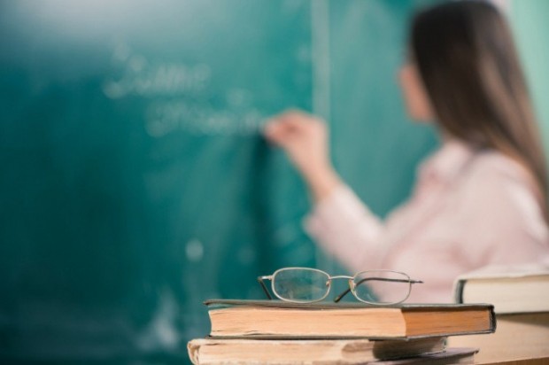 Deputados retiram professores de regra que congela salários por ajuda a estados