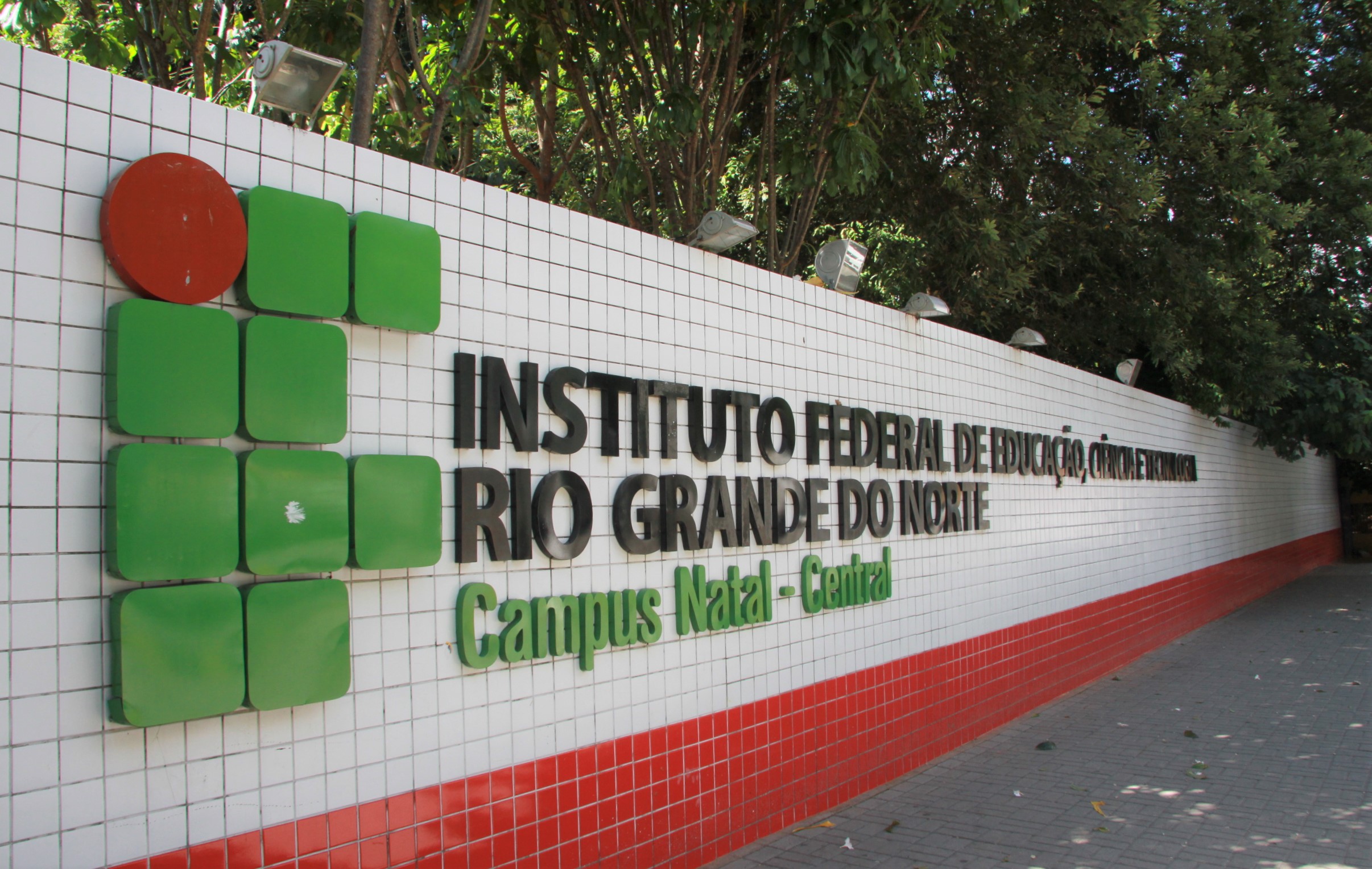 Após polêmica, Bolsonaro assina nomeação de reitor eleito do IFRN
