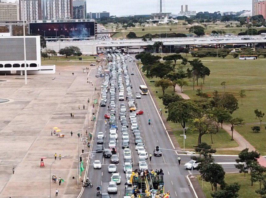 Manifestantes fazem ato pró-Bolsonaro em Brasília