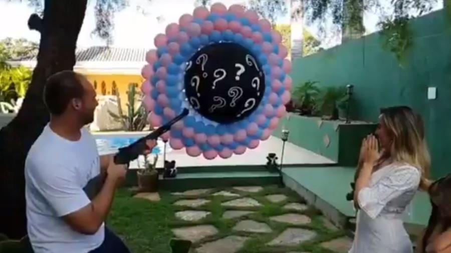 VÍDEO: Eduardo Bolsonaro usa arma em chá revelação para divulgar sexo do filho