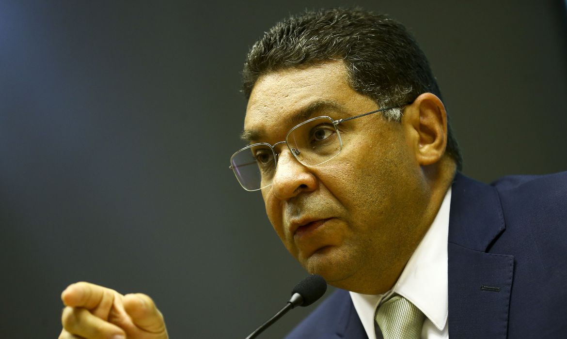 Regra de ouro não será cumprida nos próximos anos, diz Mansueto