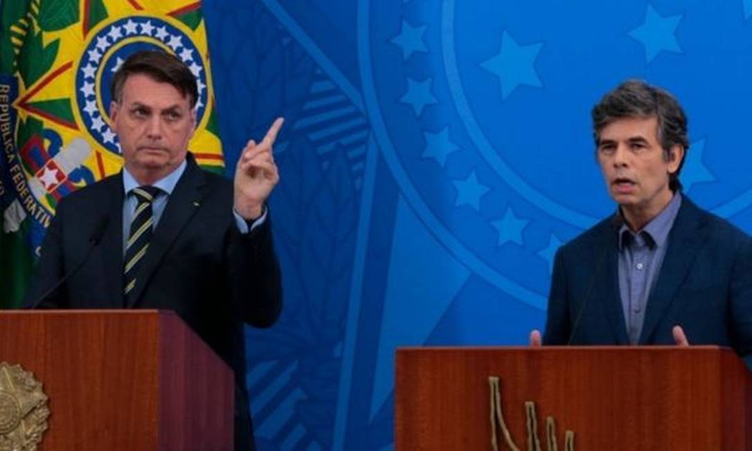 Bolsonaro enquadra Teich e diz que protocolo sobre cloroquina "pode e vai mudar"