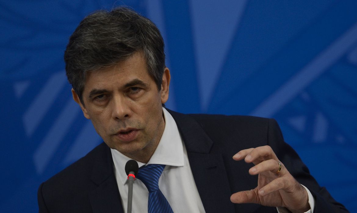 Teich diz que escolheu sair e deixa Ministério da Saúde sem responder perguntas