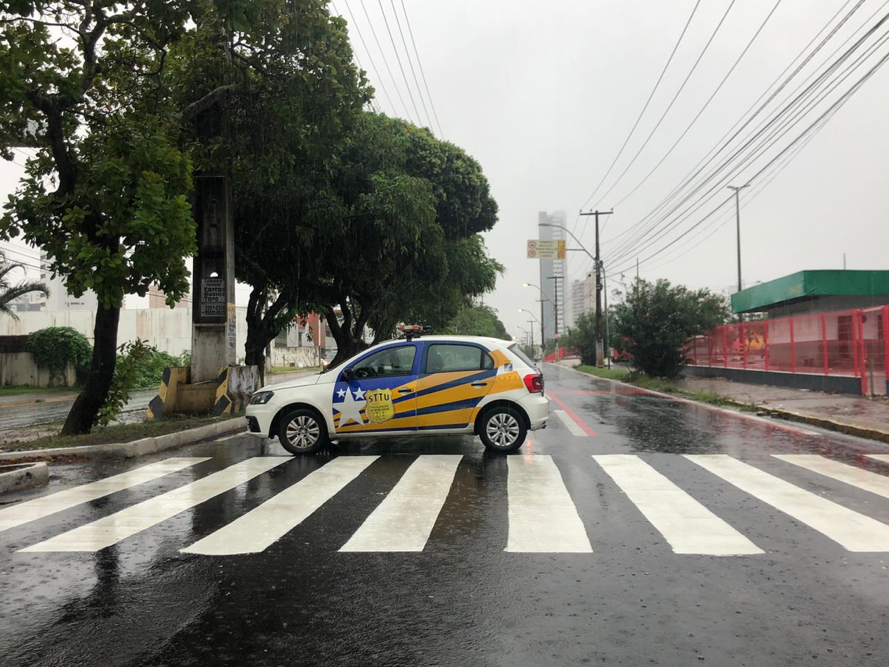 Trecho alagado da Avenida Prudente de Morais é interditado em Natal