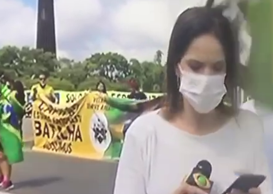 Manifestante dá bandeirada na cabeça de repórter em ato pró-Bolsonaro; assista