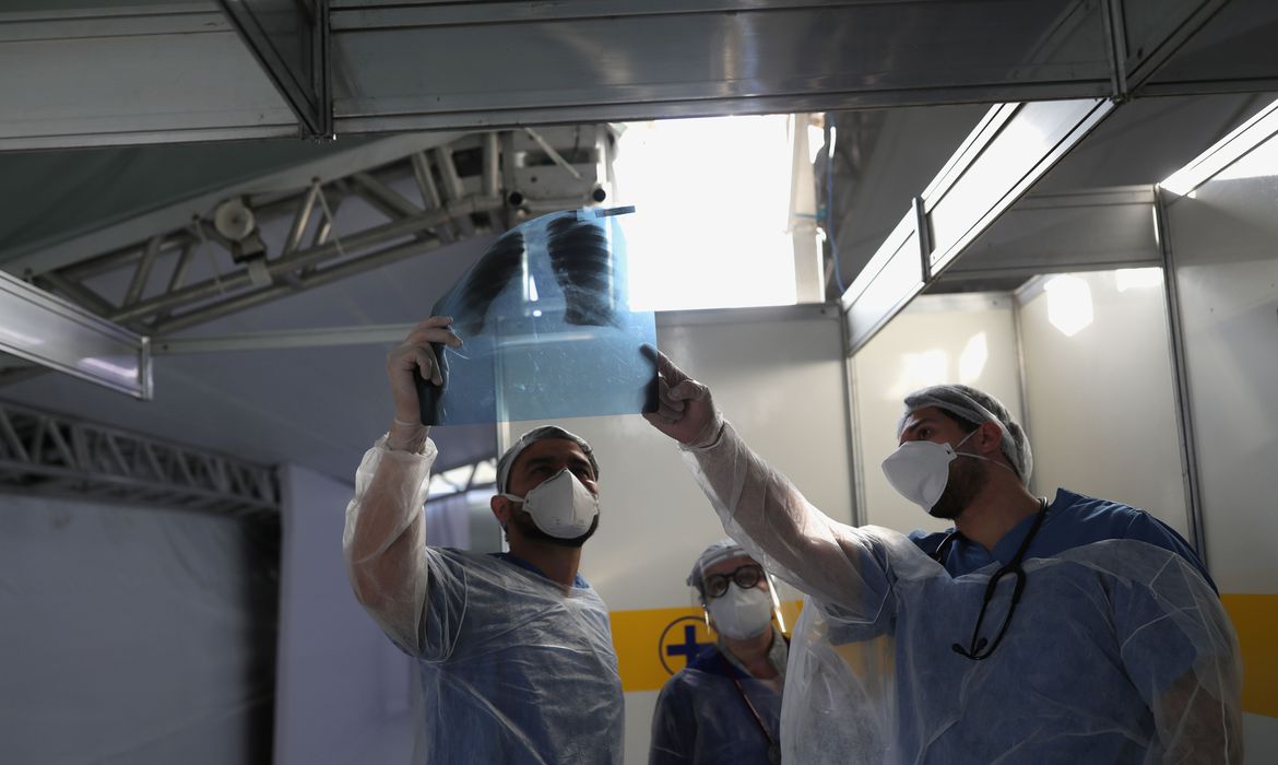 Governo Bolsonaro concede registro para cubanos reintegrarem o Mais Médicos