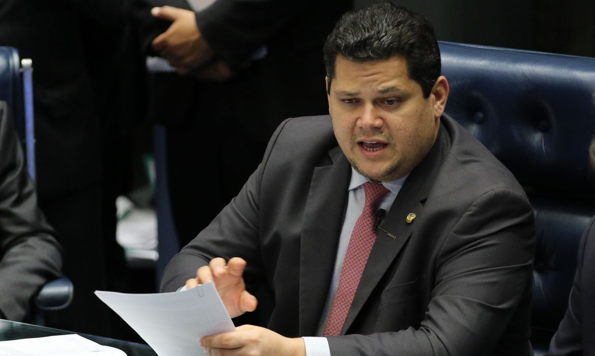Presidente do Senado suspende recesso parlamentar