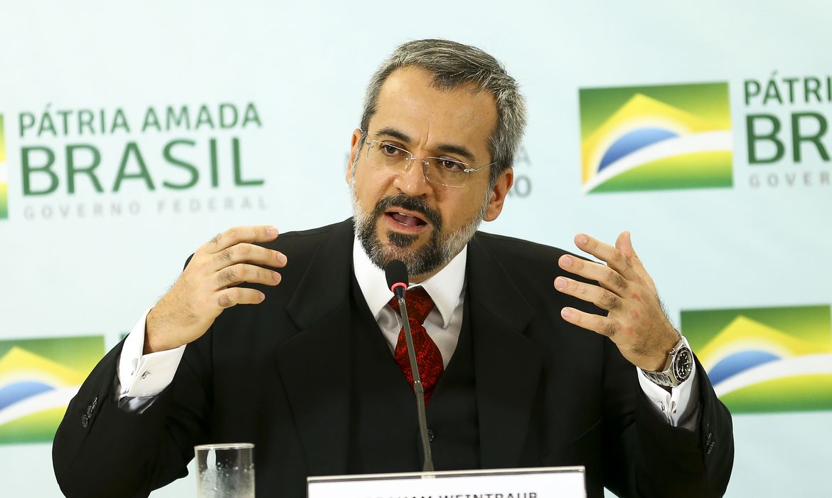 Servidores do MEC atuaram como advogados de defesa de Weintraub, diz jornal
