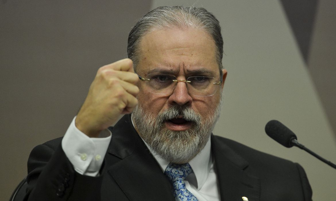 Aras quer ouvir Bolsonaro sobre troca na segurança e avalia nova oitiva de Moro