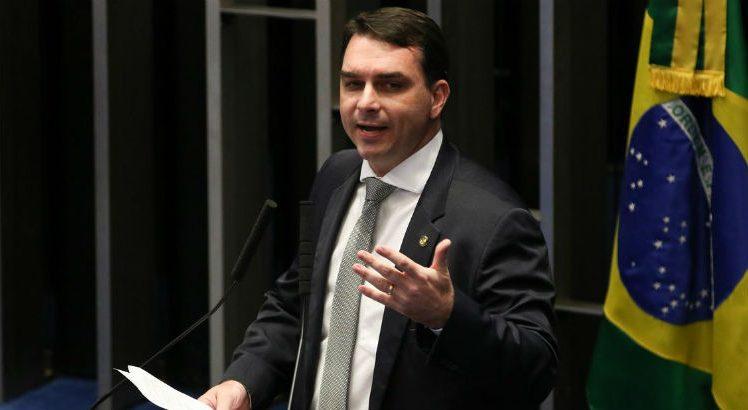 Flávio repassou dinheiro de fundo público a advogado investigado no caso Queiroz