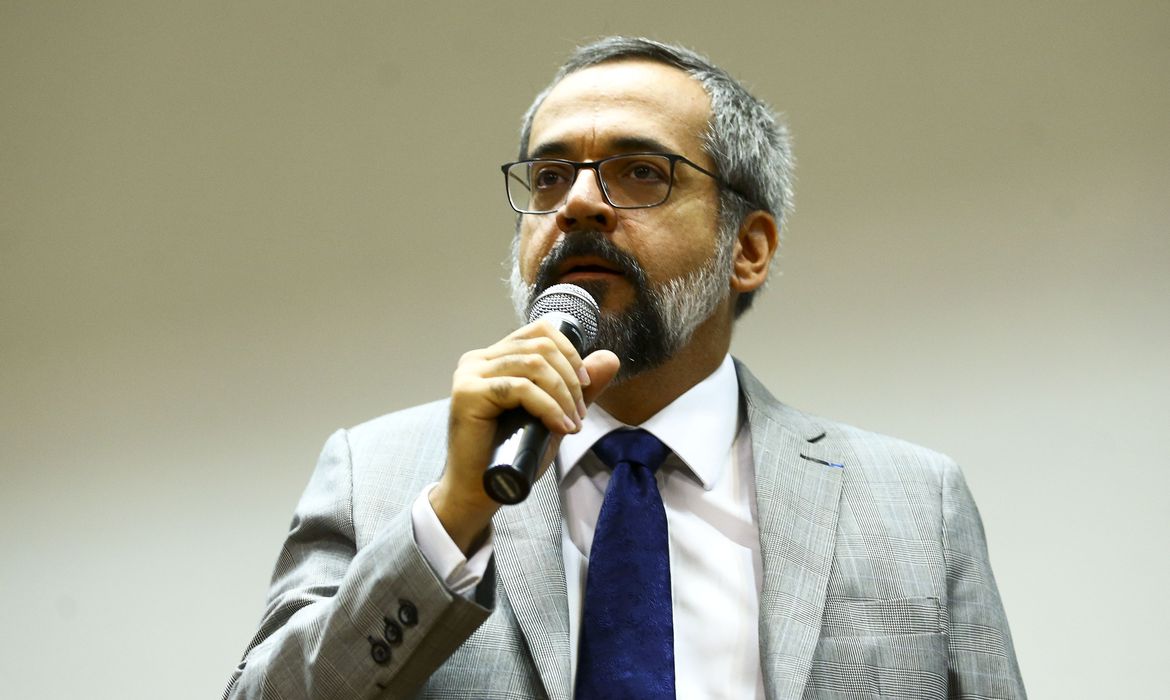 Ministro da Educação sugere adiamento do Enem por até 60 dias