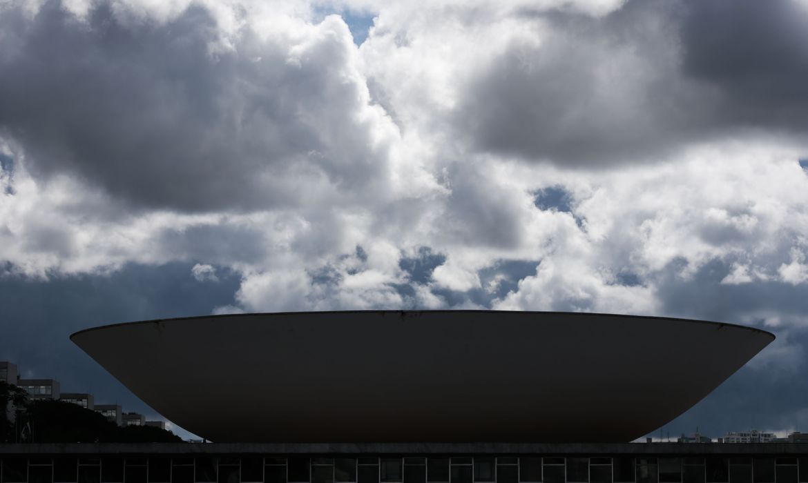 Câmara pode votar hoje urgência para projeto que adia o Enem