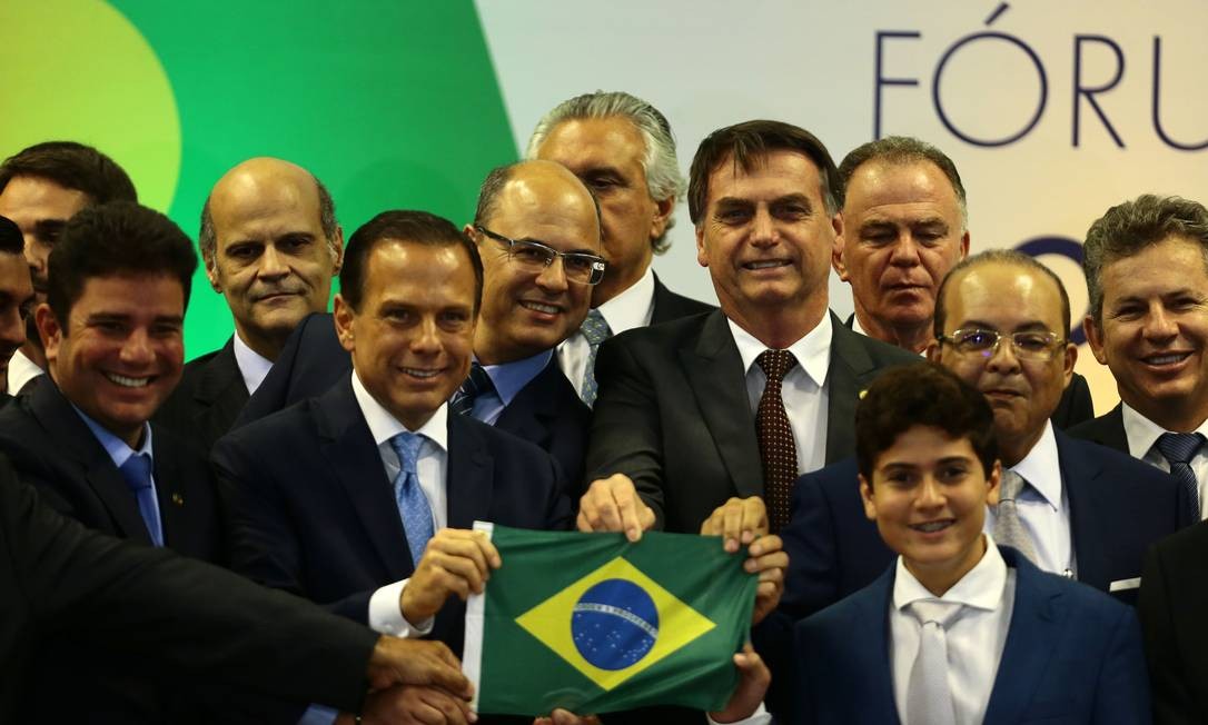 Bolsonaro pede apoio de governadores para congelar salários de servidores