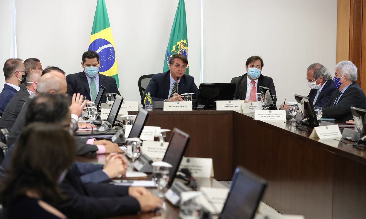 Governadores apoiam Bolsonaro em veto a reajustes de salário para servidores