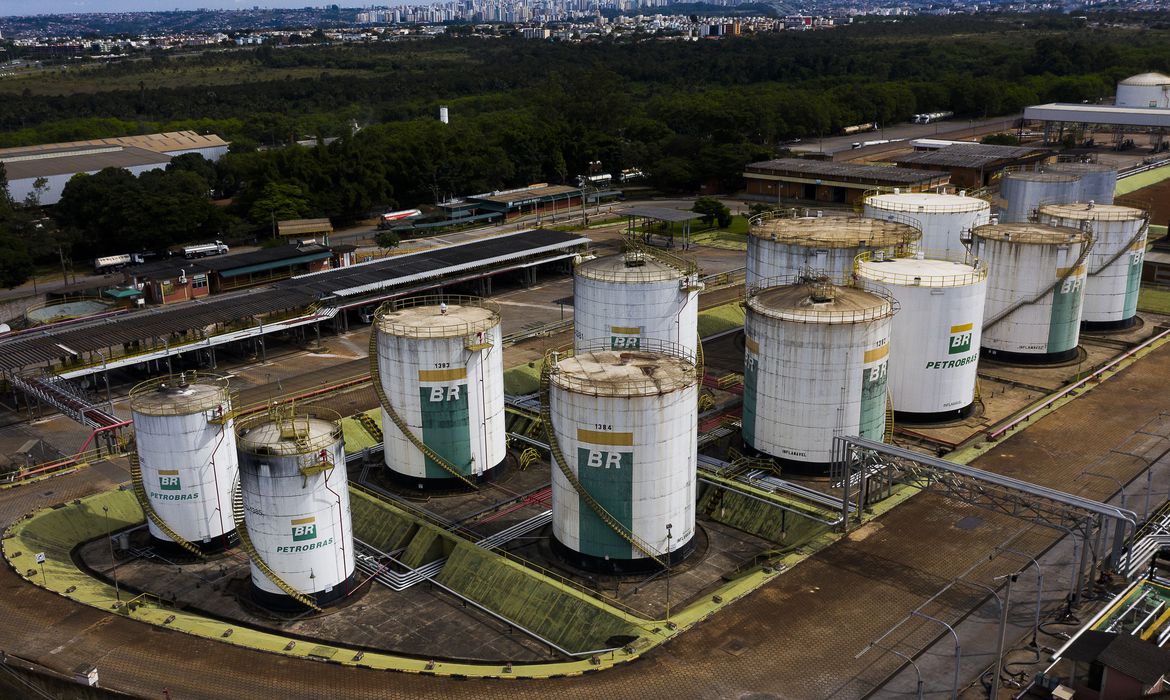 Preço da gasolina da Petrobras para distribuidoras sobe 12%