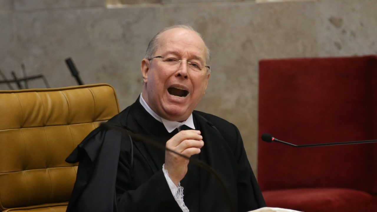 Celso de Mello, do STF,  quer depoimento e apreensão do celular de Bolsonaro