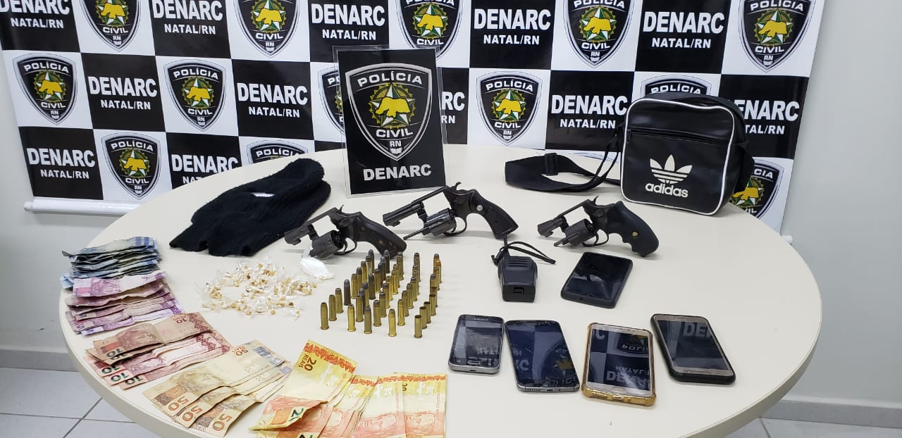 Polícia prende quatro suspeitos por tráfico de drogas e posse ilegal de arma