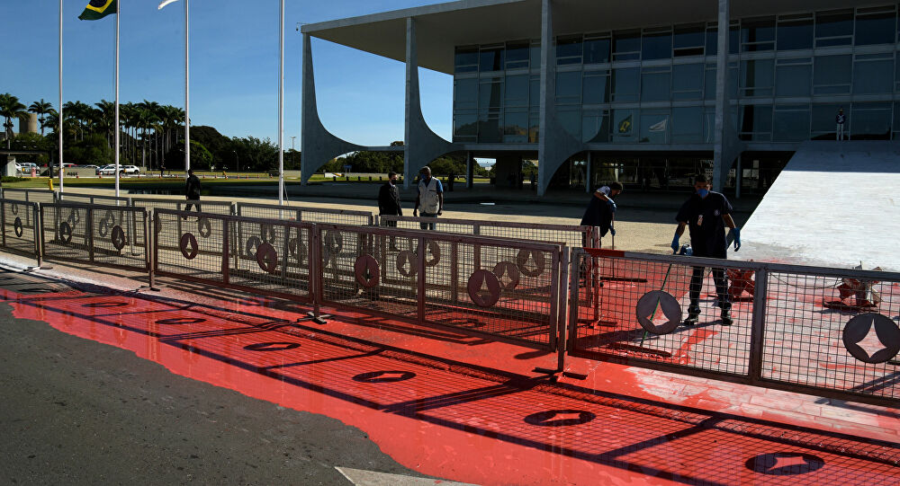 Palácio do Planalto é alvo de vandalismo com tinta vermelha