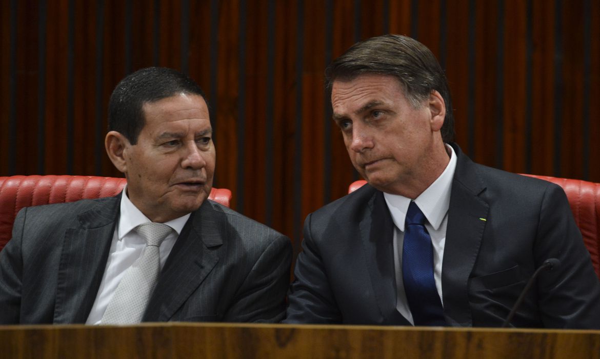 TSE começa a julgar ações que pedem cassação de Bolsonaro e Mourão