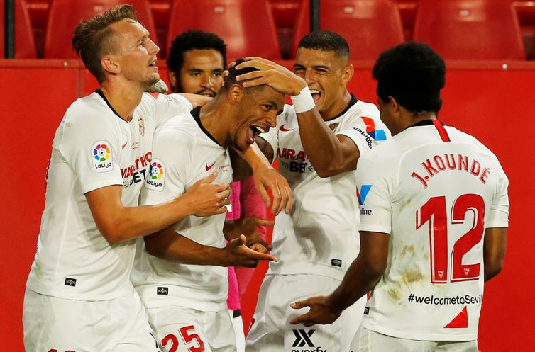 Espanhol volta com abraços após gols e vitória do Sevilla em clássico